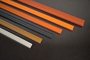 Perfil de PVC en Forma de E Resistente a Químicos y a la Corrosión para Enmarcado de Paneles y Protección de Bordes - Product Image 1