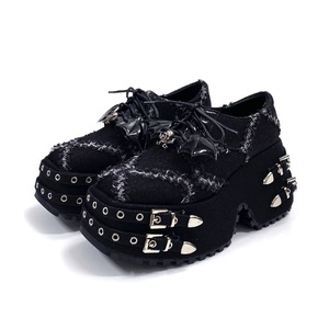 Chaussures plateforme pour femmes au design original, de style punk gothique, avec lacets, appartenant à la sub-culture des « cool girls » - Product Image 2