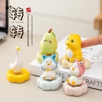 Vente en gros de toupies de bureau multi-styles en céramique de Jingdezhen, modèles miniatures en forme de poire, de canard et de pingouin