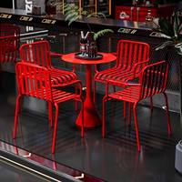 Ensemble table et chaises modernes en bois massif et métal, idéal pour les espaces extérieurs de petites cafés, salons de thé et cours, balcons.