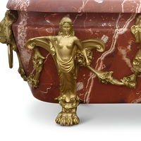 Baignoire autoportante rectangulaire en marbre rouge-brun avec pieds en griffes de lion et masque de lion doré pour villa et hôtel