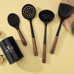 Ensemble d'ustensiles de cuisine 5 pièces avec manche en noyer, spatule multi-usage, cuillère à riz, outils de cuisson en silicone avec rangement - Product Image 1