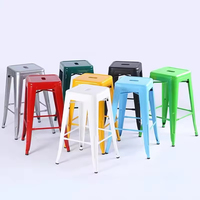 Tabourets de bar bas Tolix empilables à dos nu en métal rouge industriel pour l'extérieur Tabourets hauts pour café, cuisine et restaurant