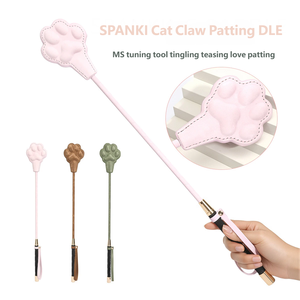 Accessoires SM en cuir satiné en forme de patte de chat pour le plaisir de claquant les mains, des articles amusants pour frapper les fesses et des jeux coquins pour femmes - Product Image 6