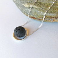 Collier Spinner avec Diffuseur d'Huiles Essentielles, Pendentif en Pierre de Lave, Charme Minimaliste en Forme de Sphère, Bijou Cadeau pour Elle