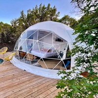 Dôme de glamping géodésique de luxe pour événements avec porte triangulaire en bois, parois vitrées, dôme de camping igloo pour les stations balnéaires de luxe