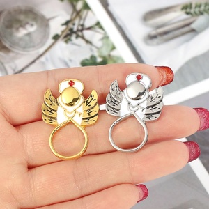 Broche ange infirmière personnalisée avec stéthoscope, émail or et argent sur alliage pour <span class=keywords><strong>mariage</strong></span>, bijoux pour enfants, accessoires d'infirmière - Product Image 4