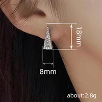 Kadınlar için Üçgen Kübik Zirkonya Saplama Küpeler, 8mm, Beyaz Altın Kaplama Pirinç Geometrik Pave Kulak Çivileri