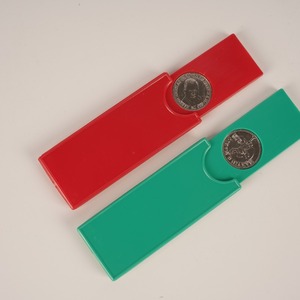 Brilliant Magic Sliding Coin Case - Giocattolo di Magia da Vicino in Plastica per Principianti - Trucco Unisex con Moneta che Scompare - Product Image 1