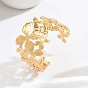 Bracelet à breloques plaqué or pour femme, motif floral irrégulier ajouré, bijoux de luxe haut de gamme pour soirée, vente en gros - Product Image 5