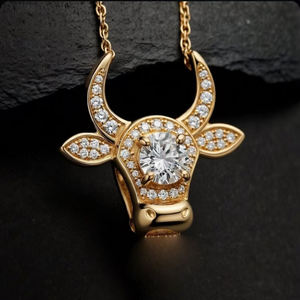 Collier classique de fiançailles en or plaqué or 10K/14K/18K avec diamant CVD cultivé en laboratoire IGI/HPHT, personnalisé en argent, motif Bœuf du zodiaque chinois (12 signes du zodiaque chinois) - Product Image 1