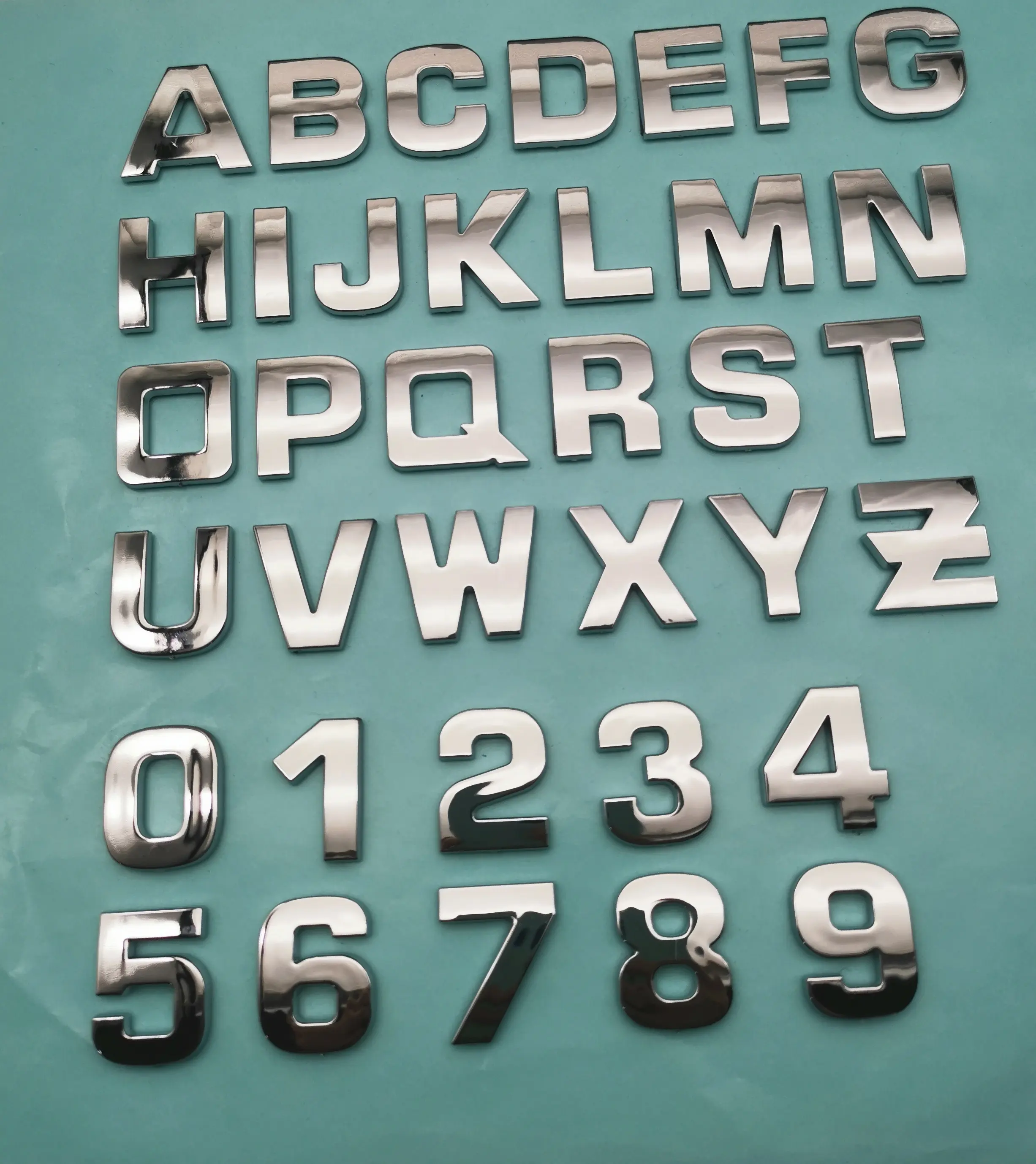 شارة فضية ثلاثية الأبعاد ABS للحروف والرقم مصنوعة من الكروم ملصقات لشعار السيارة مصنوعة من الكروم ملصقات للهيكل