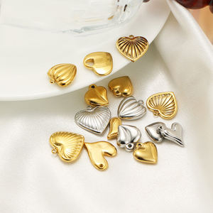 Ciondoli Artigianali di Moda Placcati in Oro a Forma di Cuore in Acciaio Inossidabile per Creazione di Collane e Bracciali - Product Image 3