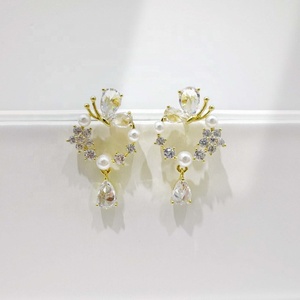 Pendientes geométricos únicos de plata de ley 925 al por mayor, pendientes de perlas chapados en oro de 18k, estilo vintage, a la moda. - Product Image 5