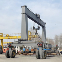 Grue de transfert de bateaux de 80 tonnes en excellent état de fonctionnement avec un bon rapport qualité-prix