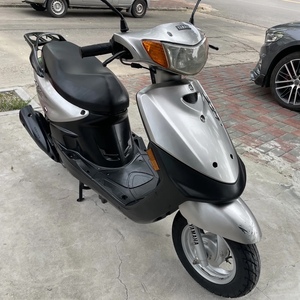 Scooter à essence Yamaha JOG 100 d'<span class=keywords><strong>occasion</strong></span> |   Moped d'<span class=keywords><strong>occasion</strong></span> fiable de 100 cm3, moto économique pour les trajets en ville - Product Image 3