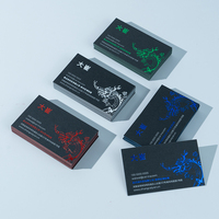 Cartes de visite professionnelles 700g en carton noir avec cœur coloré, bords colorés personnalisés, gaufrage à chaud blanc, rouge, bleu, vert, orange
