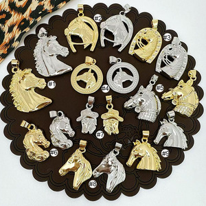 CZ9318 Colgante de Plata Chapado en Oro de 18k con Circonitas Cúbicas, Diseño de Herradura y Cabeza de Caballo de la Suerte - Product Image 2