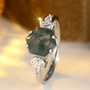 Anillo de Compromiso Único de Plata Bañada con Circonita Verde y Ágata Musgosa Inspirado en la Naturaleza, Grabable, de Joyería Fina Abiding - Product Image 2