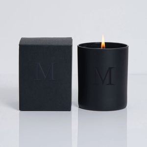 Bougie parfumée dans un bocal en verre cylindrique noir mat avec lettre M en relief, décoration minimaliste pour la maison - Product Image 1