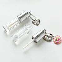 2,5 ml Tapa plateada en forma de corazón Tubo de brillo de labios Embalaje Mini tubo de brillo de labios con encanto Tubo de aceite de labios con orificio para colgar