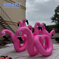Portique gonflable publicitaire en forme de flamant rose pour événements estivaux à la plage ou à la piscine
