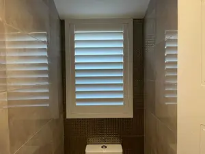 China Hot Sale PVC Plantage Fensterläden EU Beliebte Indoor Home Sonnenschutz Fenster Jalousien Weiße Farbe Shutter Windows
