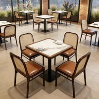Ensemble de salle à manger commercial moderne et naturel de style tropical avec table bistro oblongue texturée et chaise à dossier tressé pour restaurant et bar
