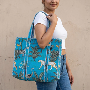 Bolso Tote Acolchado con Estampado de Selva Azul, Hecho a Mano con Estampado Indio |   Bolso de Hombro Reversible de Algodón con Cierre para Mujer - Product Image 1