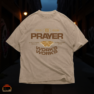 T-shirt Grafica 'Prayer Works Butterfly' con Motivo Faith, Streetwear Spirituale Oversize Unisex, Stile Vintage Estetico, Stampa Neutra Color Tan - Product Image 3