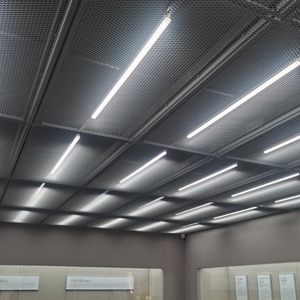 Système de plafond en maille métallique expansée en aluminium, vente en gros d'usine, tôles en maille d'acier diamantée pour la décoration de bâtiments - Product Image 1