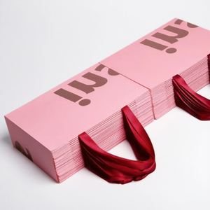 Borsa Shopping Lusso Rosa in Kraft con Logo Personalizzato per Confezioni Regalo di Profumi, Cosmetici e Abbigliamento - Product Image 1