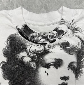T-shirt Unisex Oversize Personalizzata con Stampa Cupido e Scritta 'THAT'S a AWFUL LOT of COUGH SYRUP', 100% Cotone di Alta Qualità, Girocollo - Product Image 3