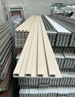 Panel Dinding PVC WPC Tahan Air Tahan Api, Komposit Kayu Plastik, Papan Sirip Beralur untuk Pelapis Hotel Indoor/Outdoor, TV