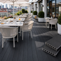 Tarima de Madera Compuesta Resistente a los Rayos UV Ynori, Coextrusión con Acabado Grano de Madera Color Carbón, Canal Redondo de 25 mm x 160 mm para Terraza de Hotel, Resistente al Fuego