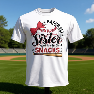 Camiseta con la inscripción 'Baseball Sister I'm Just Here For The Snacks' - Product Image 3