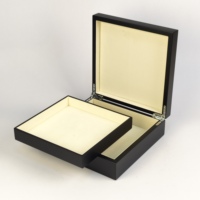 Boîte à chocolats en bois noir mat avec couvercle sculpté ajouré, plateau amovible doublé de velours, logo personnalisé pour l'emballage de cadeaux sucrés du Ramadan et de l'Aïd