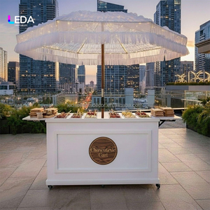 Chariot de service mobile blanc LEDA avec <span class=keywords><strong>parasol</strong></span> à <span class=keywords><strong>franges</strong></span>, table de bar à café et bonbons sur roulettes, comptoir latéral pliable pour événements et mariages - Product Image 1