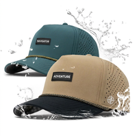 Casquette de course personnalisée en polyester blanc imperméable avec trous découpés au laser, détail corde et logo brodé