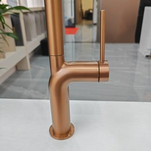 <span class=keywords><strong>Robinet</strong></span> extractible en laiton massif brossé doré durable avec douchette pour rénovation de cuisine intérieure, commande OEM en gros - Product Image 3