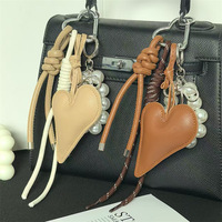 Porte-clés en cuir en forme de cœur style Miu transfrontalier, pendentif pour sac d'amies, cadeau exquis, vente en gros, cadeau de remise de diplôme