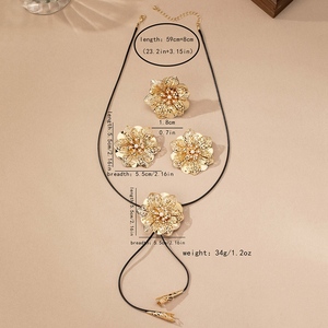 LJC-226 Toptan Vintage Kadınlar İçin Kulak Boyun Parmak Takı Seti Büyük İnci Çiçek Kolye Küpe Yüzük Takı Seti - Product Image 2