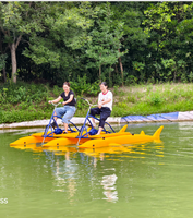 Vélo aquatique flottant en plastique pour deux passagers, idéal pour les jeux en plein air, à vendre