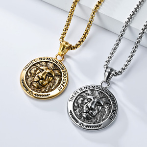 Collier avec médaille tête <span class=keywords><strong>de</strong></span> lion gravée sur mesure en acier inoxydable, pendentif rond avec citation inspirante, chaîne à maillons pour homme et femme - Product Image 1