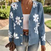 Cardigan en tricot doux bleu à boutons marguerites OEM ODM pour femme