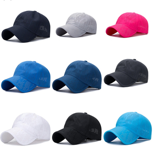 Casquette de baseball sportive en polyester pour homme, personnalisée, à 6 panneaux, avec perforations découpées au laser - Product Image 2