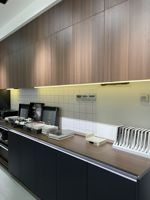 Meubles de cuisine modernes minimalistes en mélamine bois foncé avec éclairage LED intégré, ensemble de meubles de luxe sans poignées sur mesure