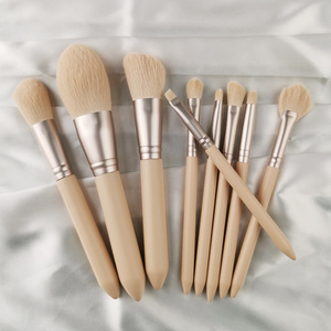 Ensemble de 9 pinceaux de maquillage à manche en bois, poils synthétiques, manche court, pinceaux de contour, de fond de teint et de visage, avec trousse de maquillage - Product Image 4