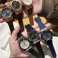 Wunderschöne mehrfarbige, geruchsfreie Quarzuhr mit Silikonarmband, leuchtende Quarzuhr, wasserdicht, für Nachtlauf und Sport geeignet