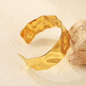 กำไลข้อมือสแตนเลสสตีลชุบทอง 18K ลายค้อนแบบเว้าโค้ง ดีไซน์ไม่สมมาตร หนา สำหรับผู้หญิง - Product Image 5